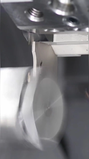 CV1370 Traitement des métaux de haute précision 10 000 tr/min dans un centre d'usinage vertical CNC à bras